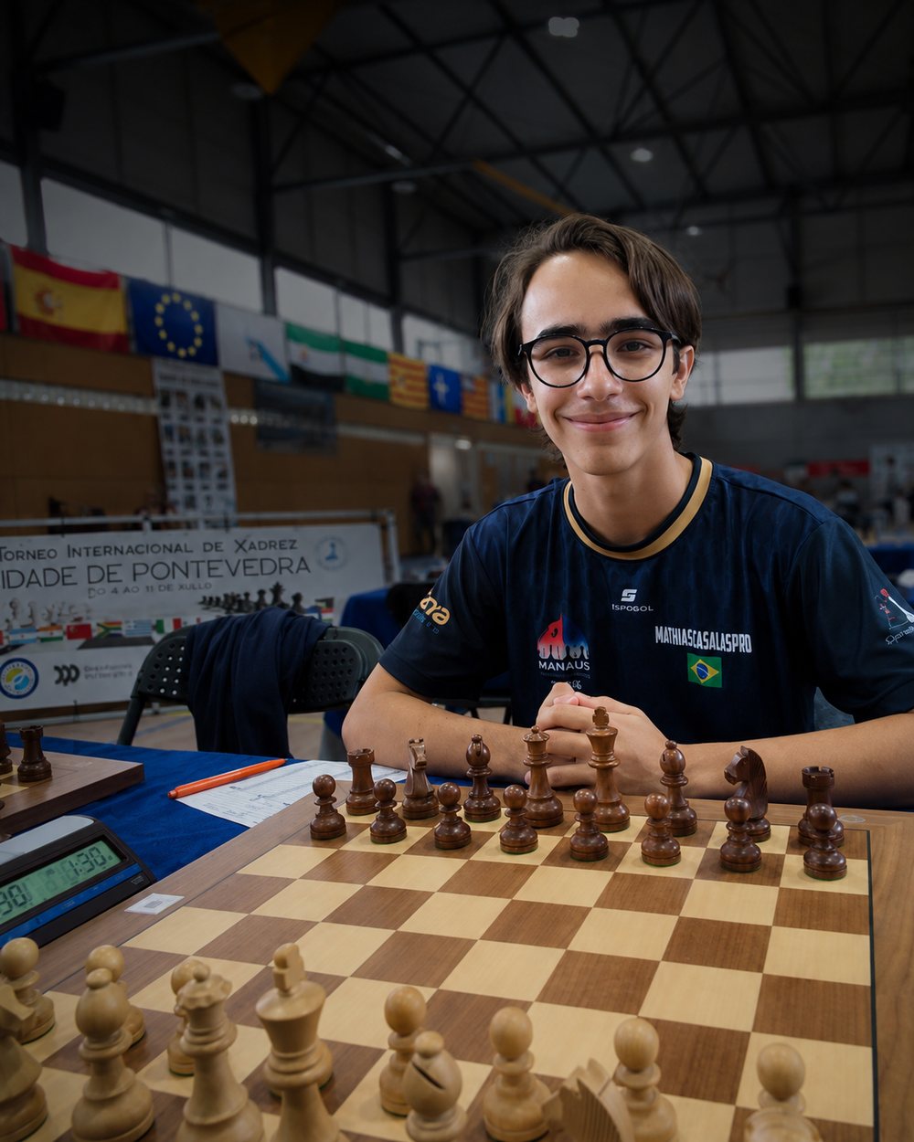 Mathias sentado diante do tabuleiro no Torneo Internacional Cidade de Pontevedra, na Espanha.